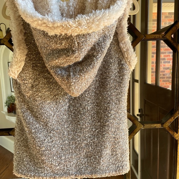 Sherpa hooded vest with sparkles! - Picture 3 of 4